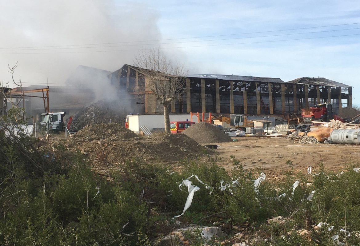 Incendie au centre de tri de Saint-Chamas : inquiétudes face aux risques de pollution