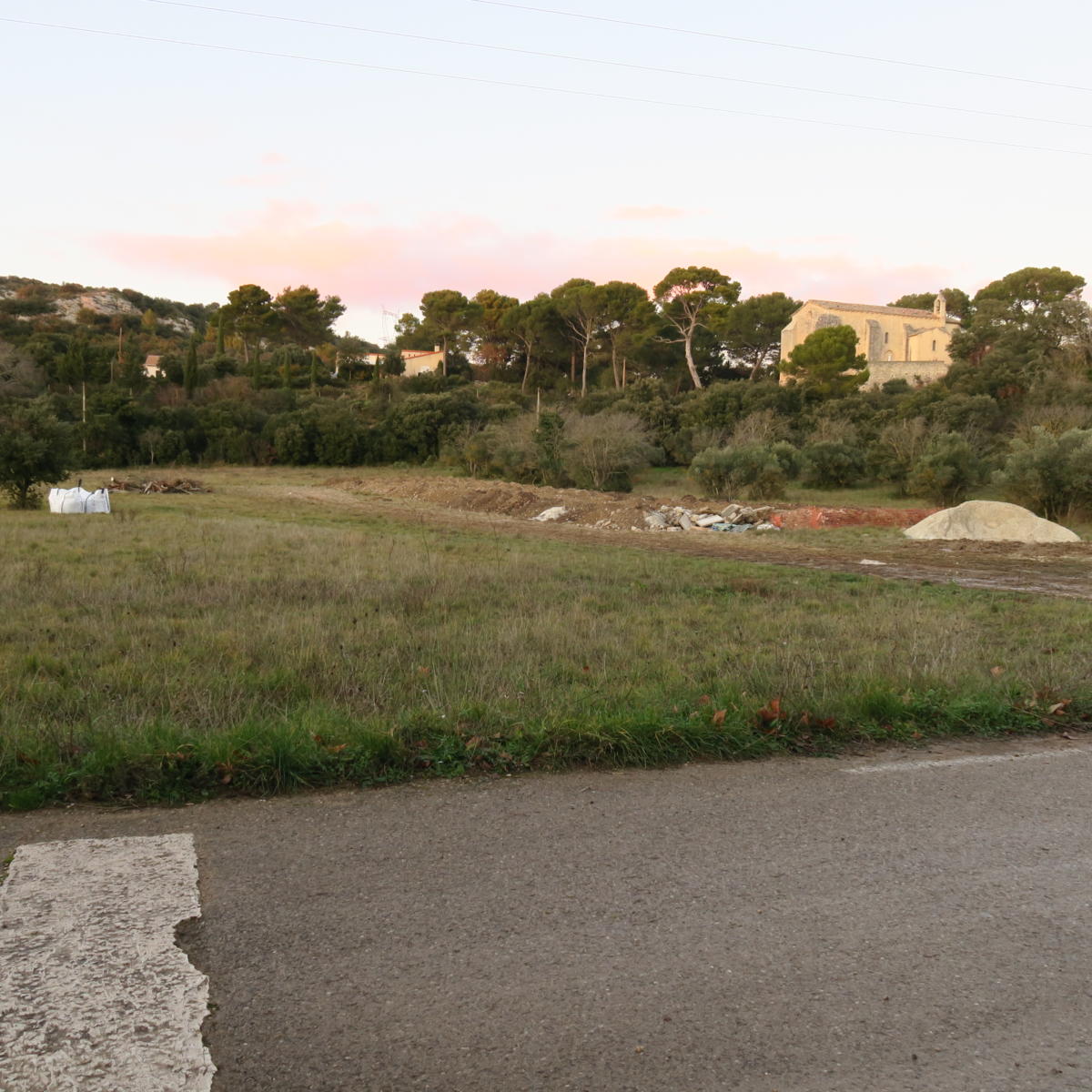 Parcelle au pied de l'église classée devant initialement accueillir une bergerie, puis un parking. Actuellement une zone de dépôt pour la terre et les gravats issus des travaux réalisés à l'intérieur 