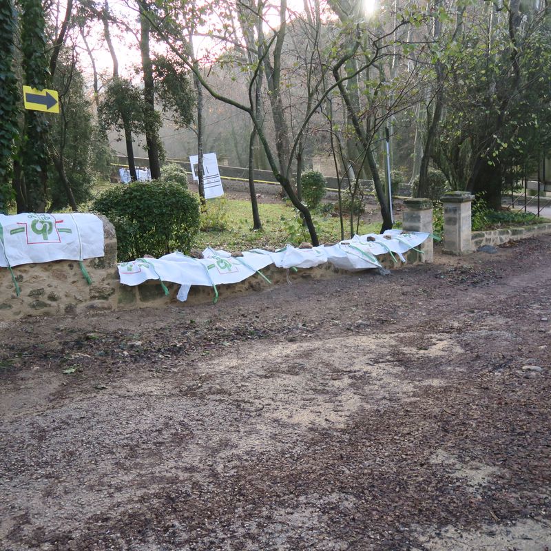 Travaux sur le mur de clôture du château. Sans autorisation