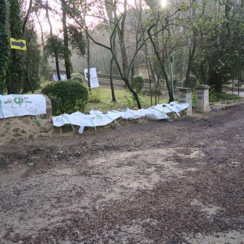 Travaux sur le mur de clôture du château. Sans autorisation